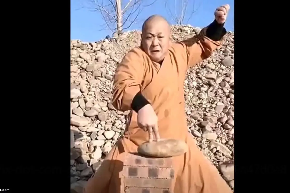 (ویدئو) مردی که با دستهای خود سنگ میشکند!