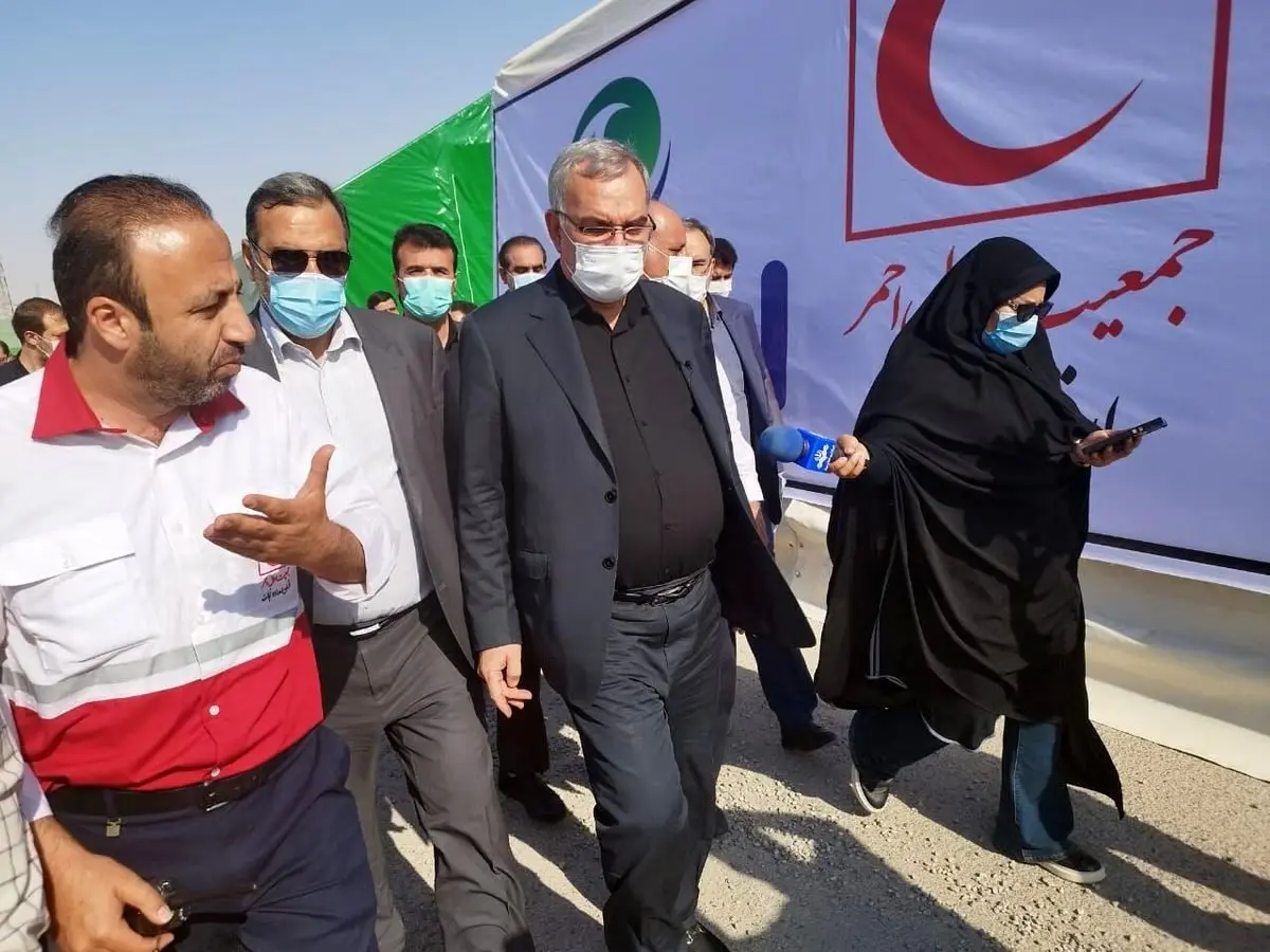 (ویدئو) کمک وزیر به یک زائر اربعین