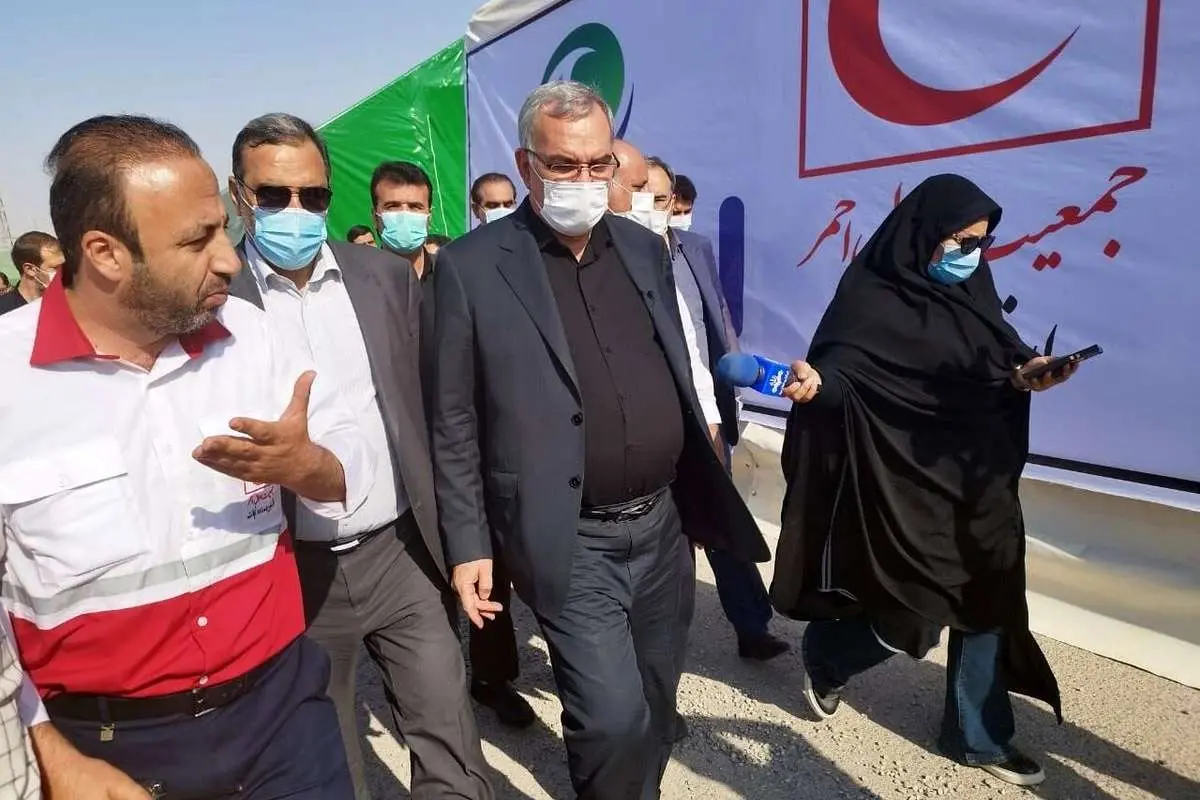 (ویدئو) کمک وزیر به یک زائر اربعین