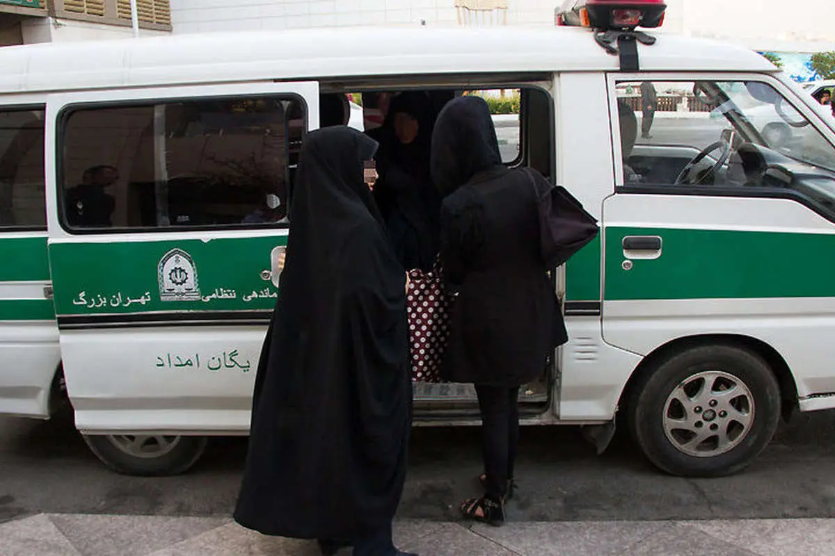 «شاهدان عینی» گشتهای ارشاد چه میگویند؟