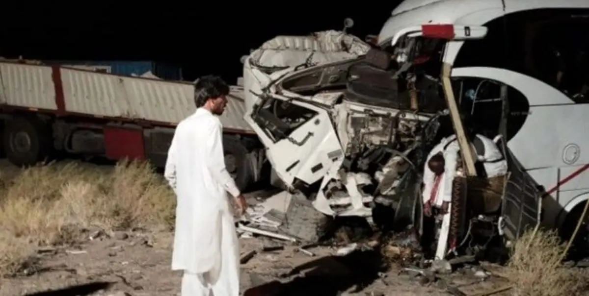 ۲ کشته و ۲۲ مصدوم در برخورد اتوبوس با تریلی در مسیر ایرانشهر به بم