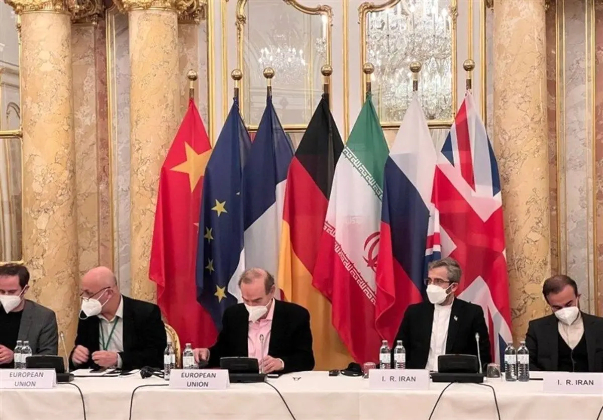 کیهان: آمریکا از سوراخ کلیدِ در با حسرت به اتاق مذاکره نگاه می‌کند
