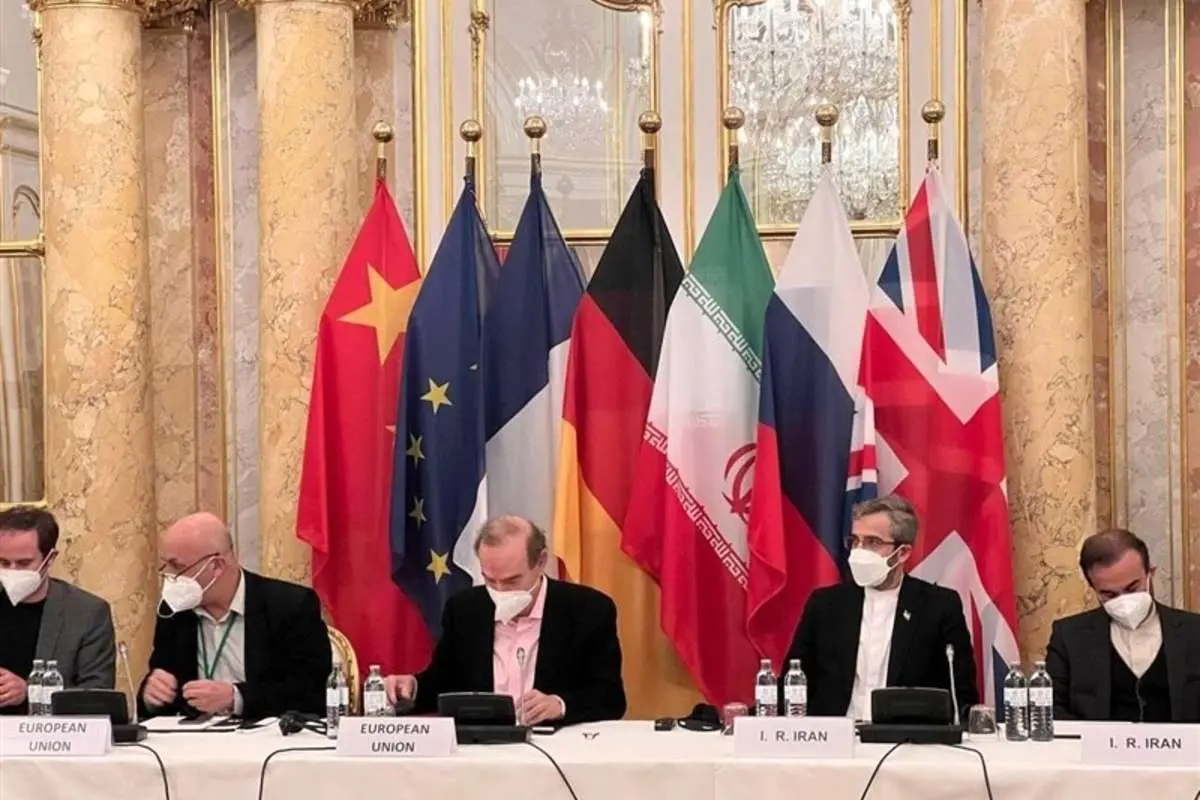 کیهان: آمریکا از سوراخ کلیدِ در با حسرت به اتاق مذاکره نگاه میکند