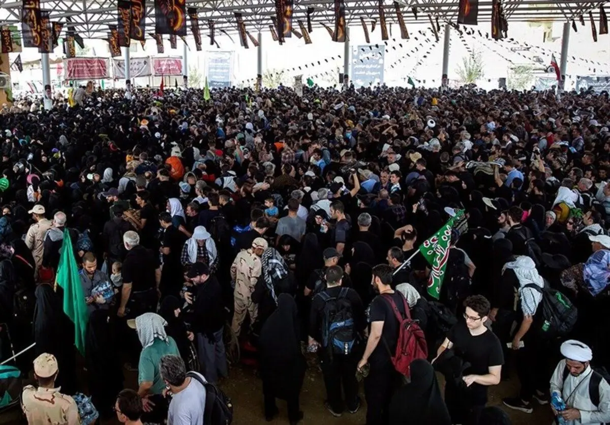 (ویدئو) ازدحام جمعیت زائران اربعین در مرز خسروی؛ تردد با کندی انجام می‌شود