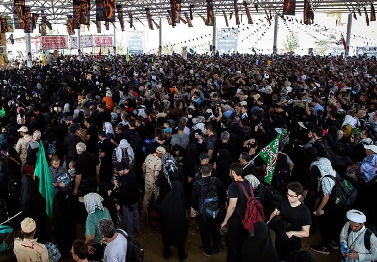 (ویدئو) ازدحام جمعیت زائران اربعین در مرز خسروی؛ تردد با کندی انجام می‌شود
