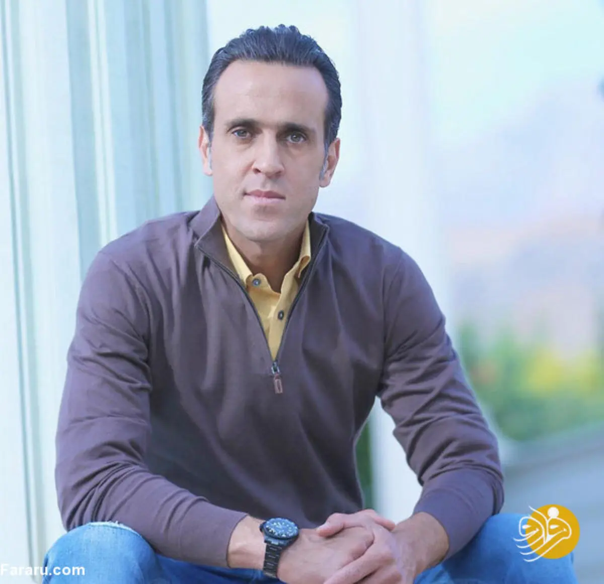 (عکس) دیدار علی کریمی با سرباز فراری تیم ملی!