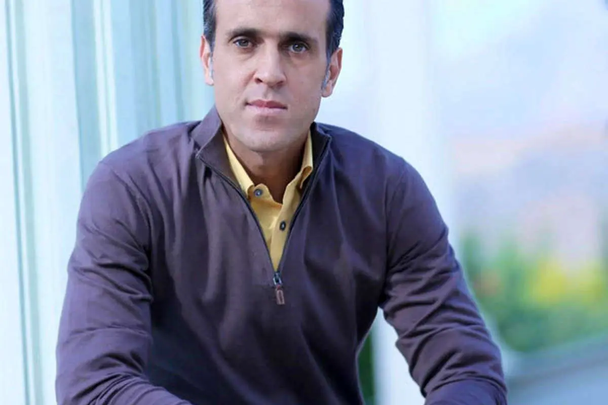 (عکس) دیدار علی کریمی با سرباز فراری تیم ملی!