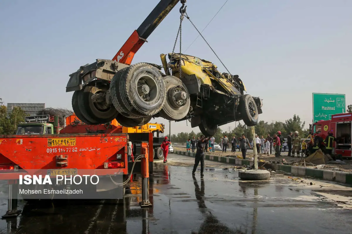 (تصاویر) واژگونی تانکر حامل گازوئیل بر روی پراید