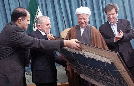 عکس>هدیه جاسبی به هاشمی رفسنجانی