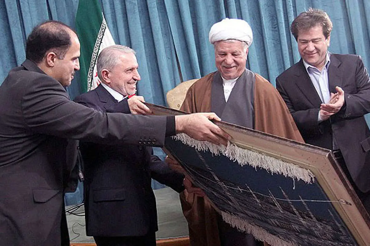 عکس>هدیه جاسبی به هاشمی رفسنجانی