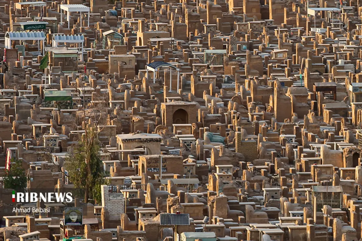 (تصاویر) زیارت زائران اربعین در قبرستان وادی السلام  