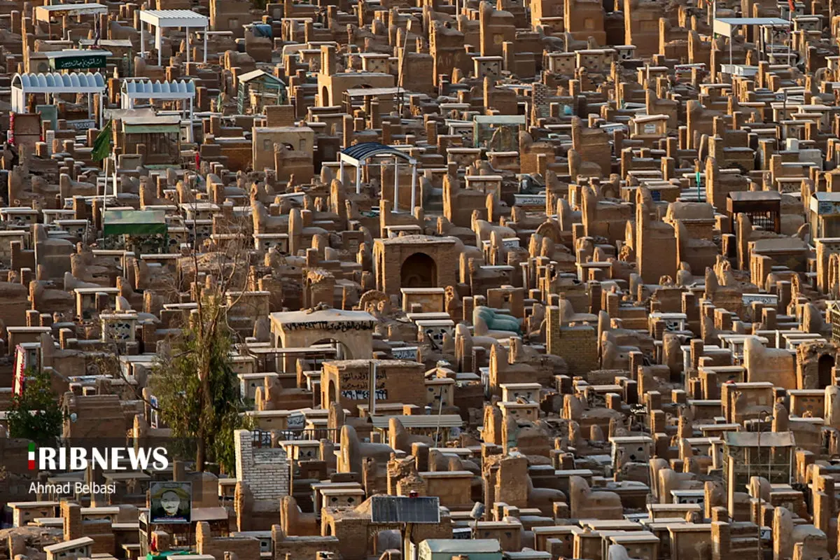 (تصاویر) زیارت زائران اربعین در قبرستان وادی السلام  