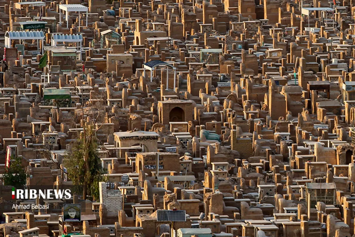 (تصاویر) زیارت زائران اربعین در قبرستان وادی السلام