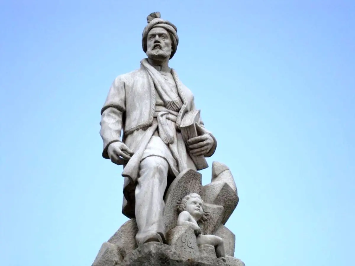 مجسمه فردوسی از دورنگی درمی‌آید؟