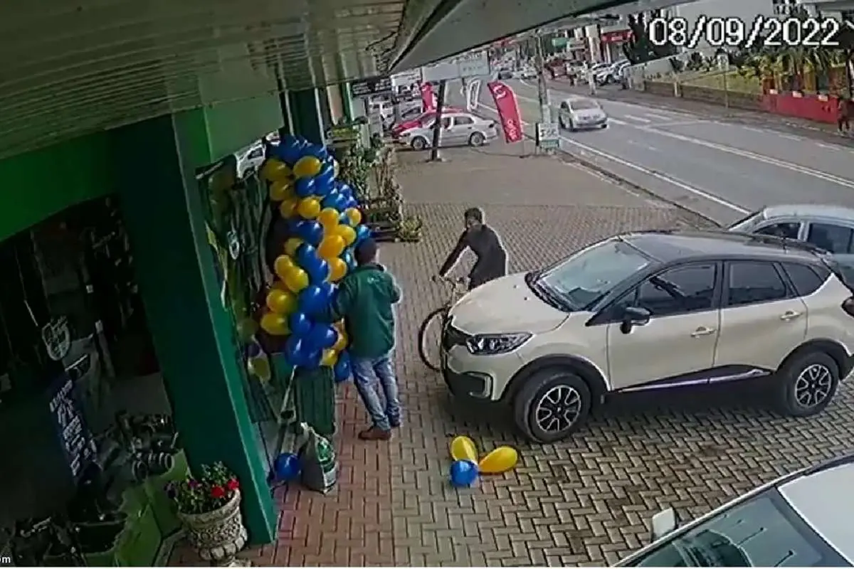 (ویدئو) برخورد دوچرخه سوار به بادکنکها!