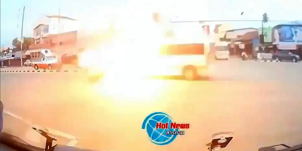 (ویدئو) انفجار مهیب موتورسیکلت پس از تصادف