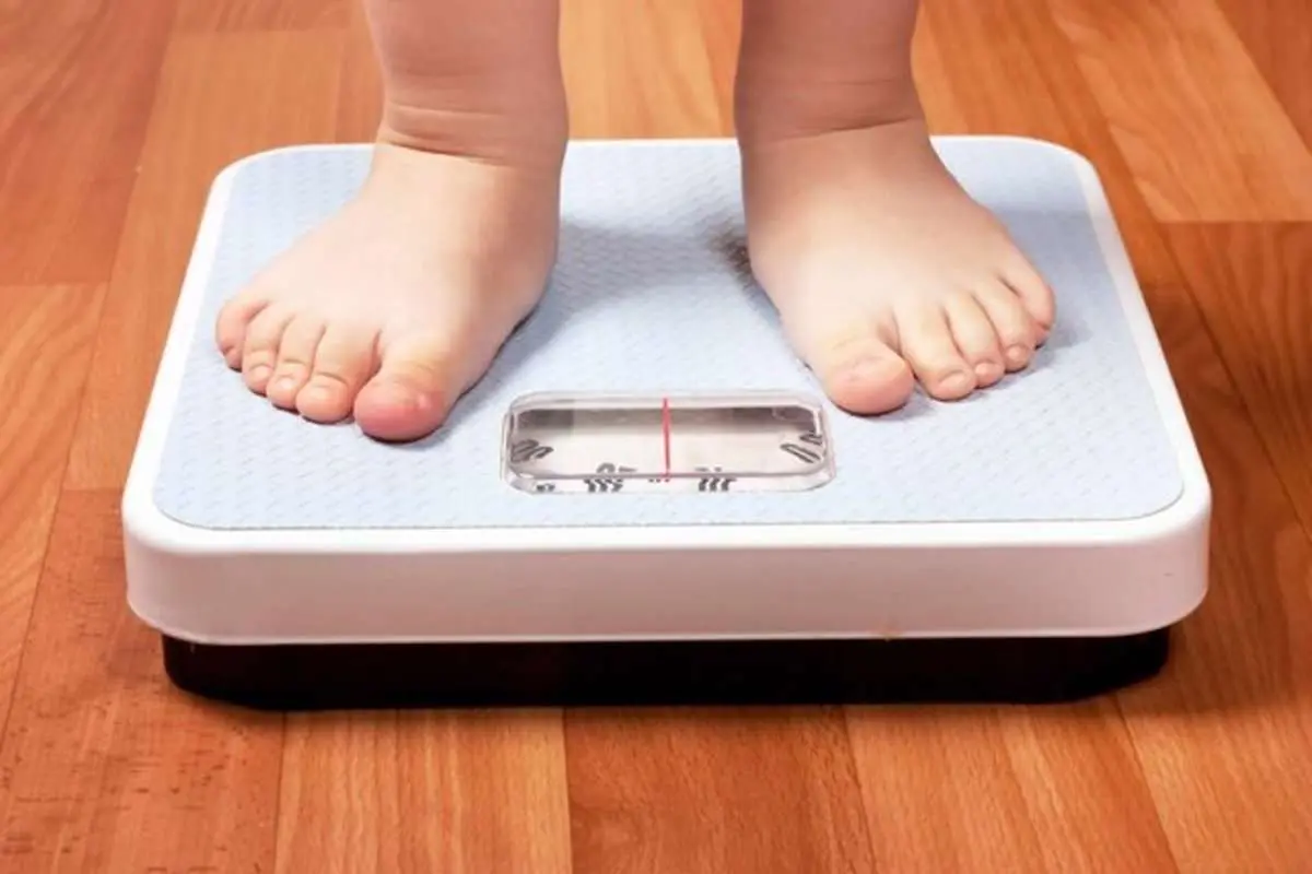 چه چیزی باعث چاقی در کودکان میشود؟