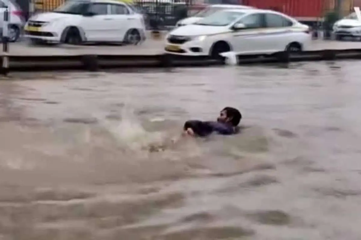 (ویدئو) جادهای در شمال هند به استخر تبدیل شد!