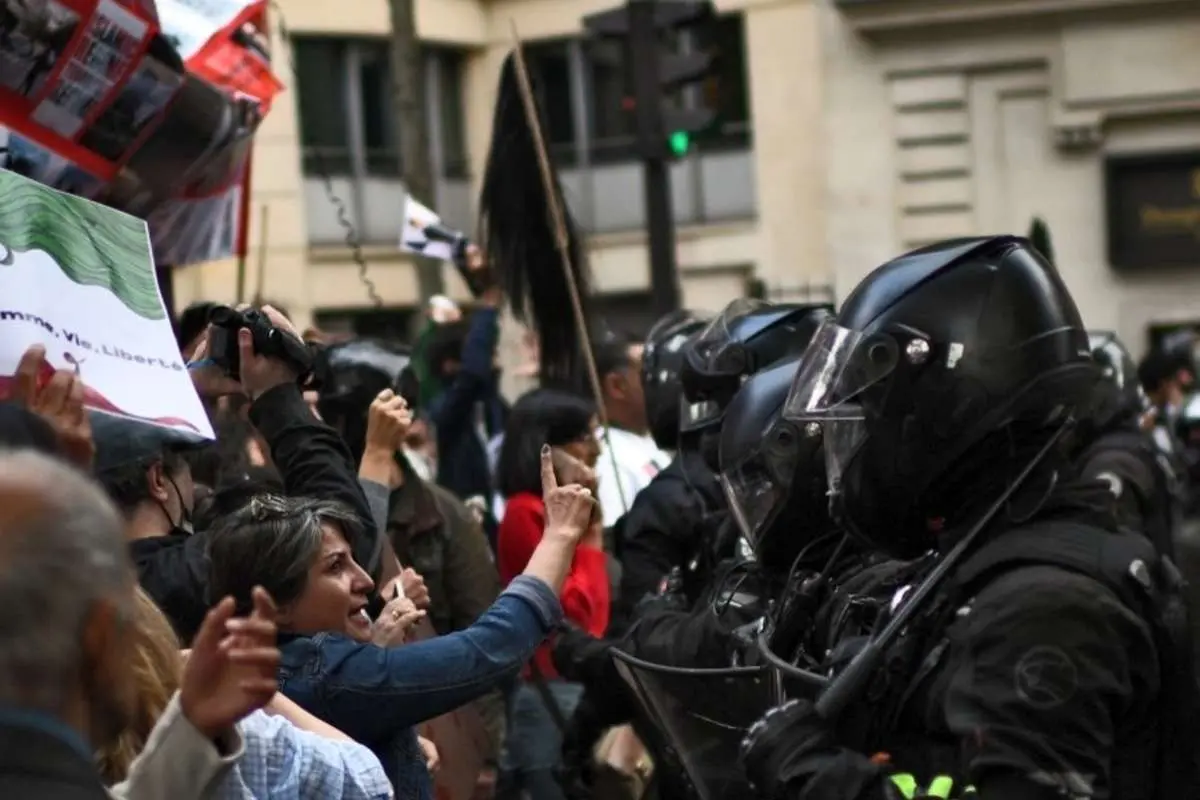 (ویدئو) برخورد پلیس فرانسه با معترضان مقابل سفارت ایران