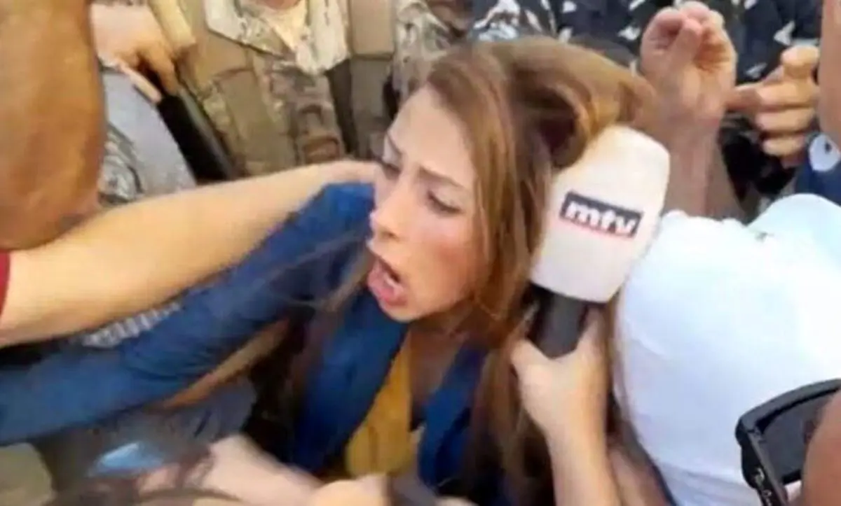 (ویدئو) گرفتار شدن نماینده زن در میان تجمع اعتراضی مقابل پارلمان لبنان