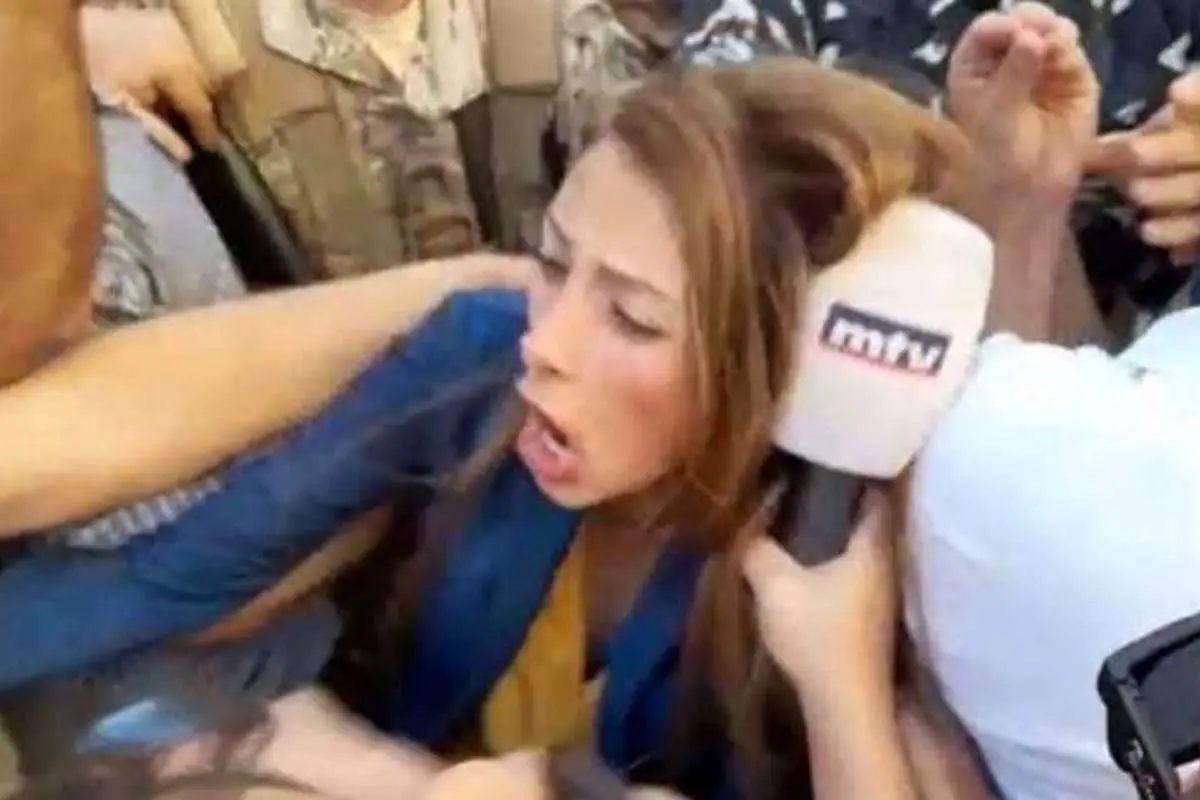(ویدئو) گرفتار شدن نماینده زن در میان تجمع اعتراضی مقابل پارلمان لبنان