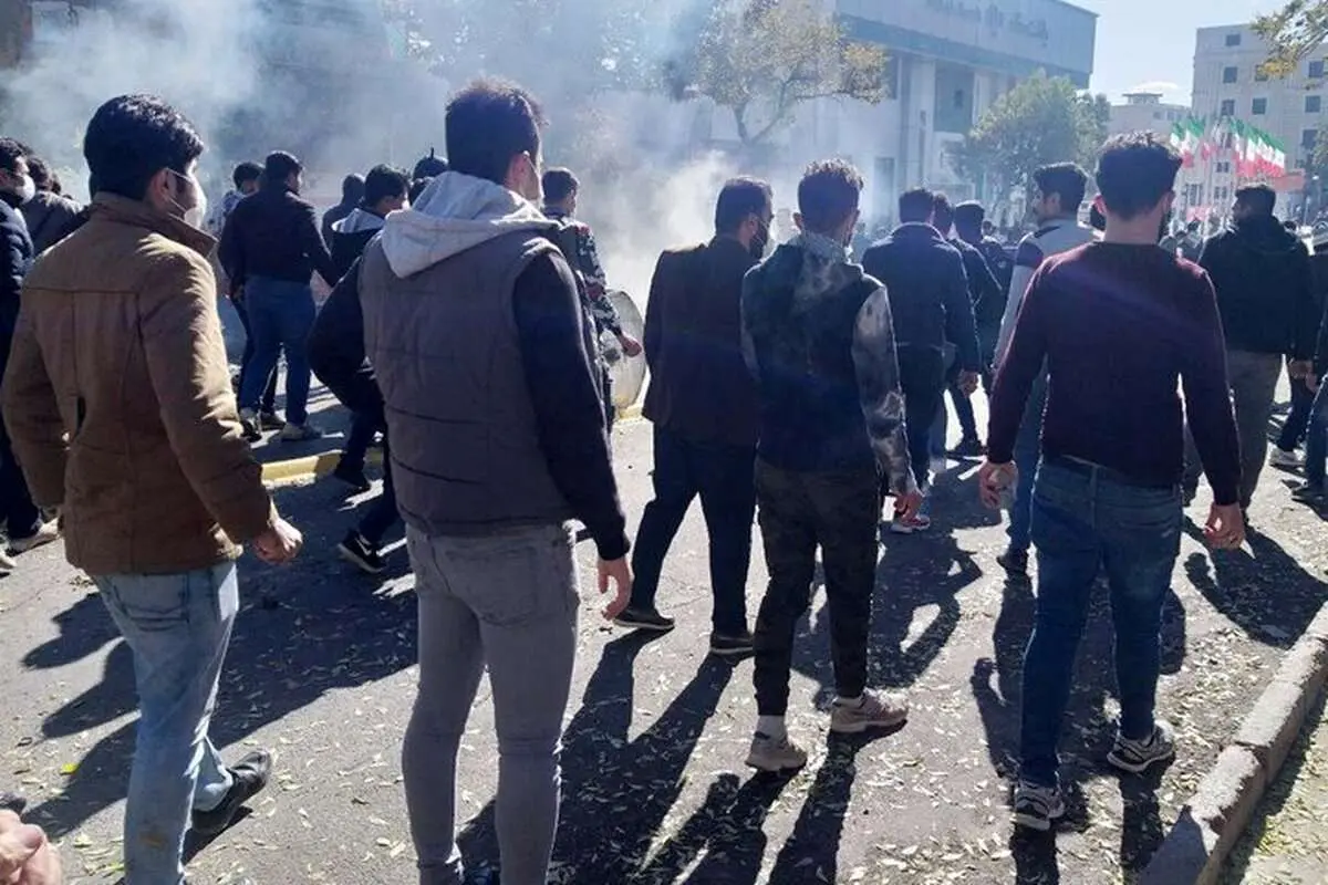 روزنامه اطلاعات: جوانان ایران نمیدانند با چه کسی باید درد دل کنند