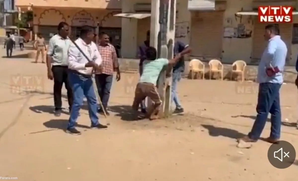 (ویدئو) پلیس هند مسلمانان را در ملاءعام شلاق زد