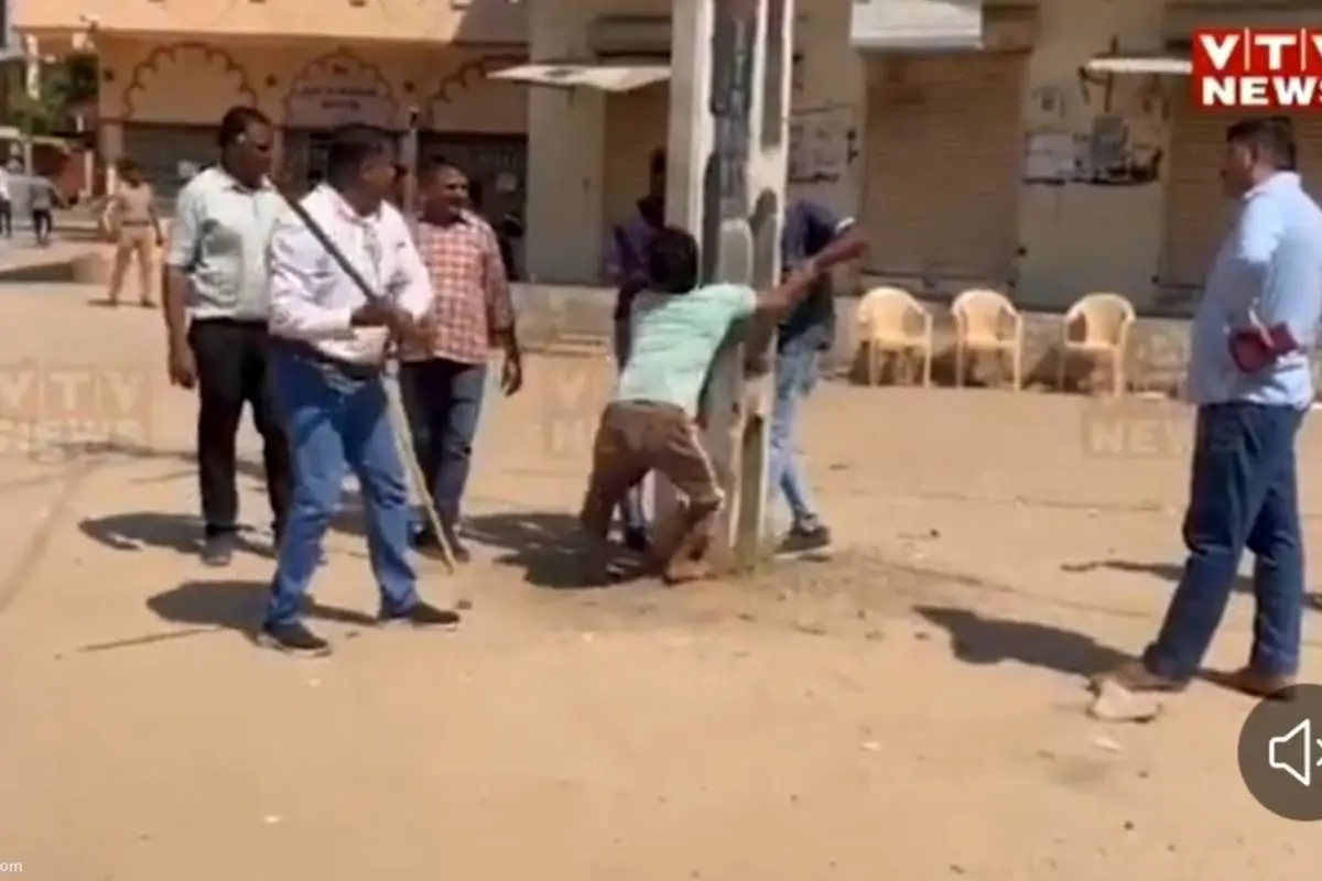 (ویدئو) پلیس هند مسلمانان را در ملاءعام شلاق زد