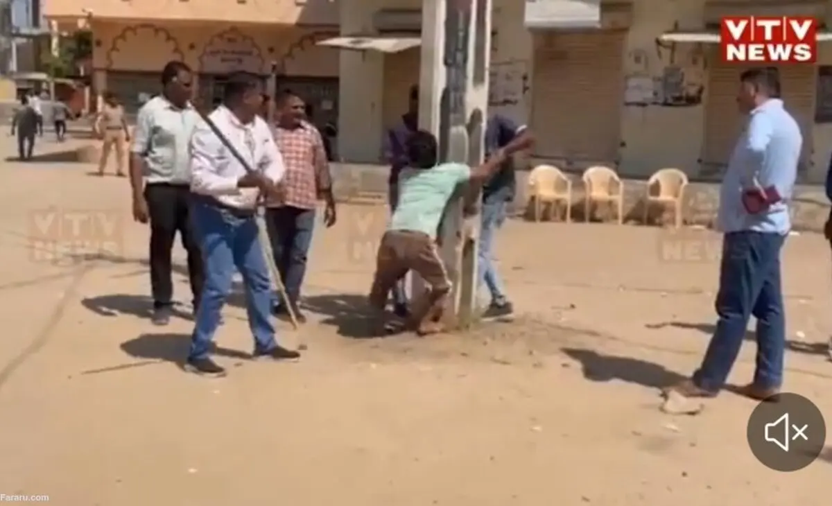 (ویدئو) پلیس هند مسلمانان را در ملاءعام شلاق زد