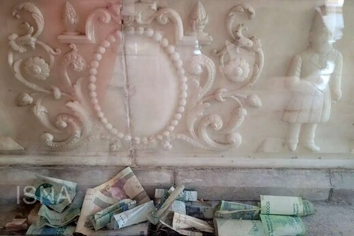 (تصاویر) انداختن پول روی سنگ قبر ناصرالدینشاه!