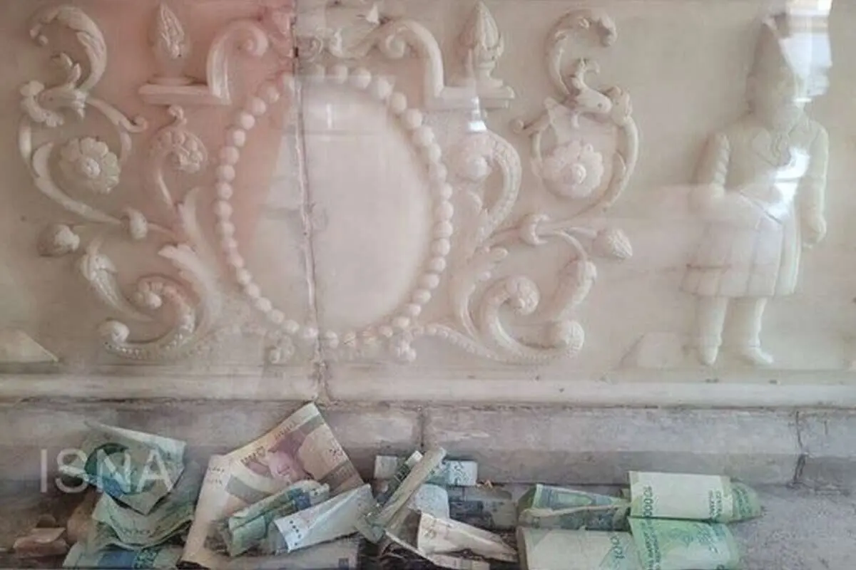 (تصاویر) انداختن پول روی سنگ قبر ناصرالدین‌شاه!