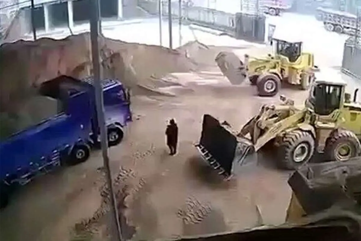 (ویدئو) زنده به گور کردن یک مدیر در کارگاه؛ اشتباه هولناک راننده لودر!