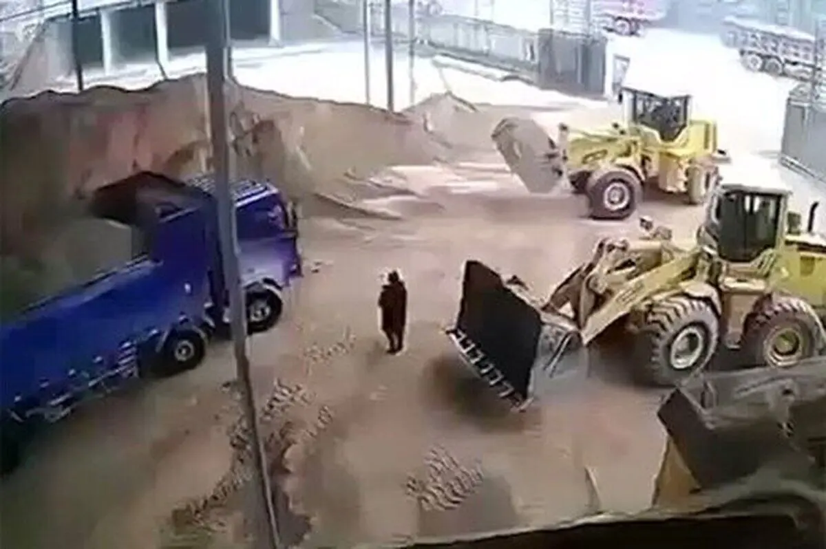 (ویدئو) زنده به گور کردن یک مدیر در کارگاه؛ اشتباه هولناک راننده لودر!