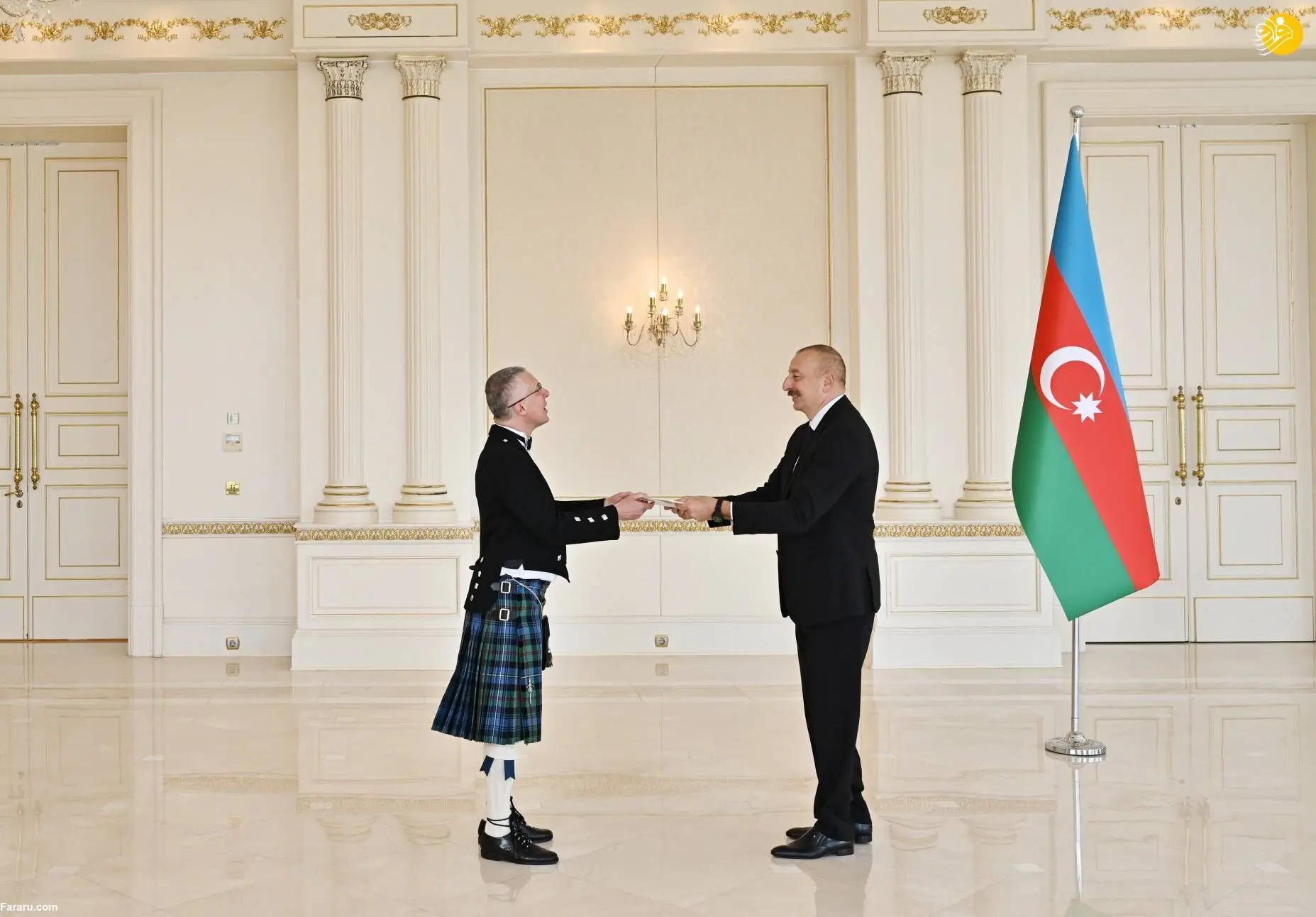 (عکس) پوشش عجیب سفیر انگلیس در باکو
