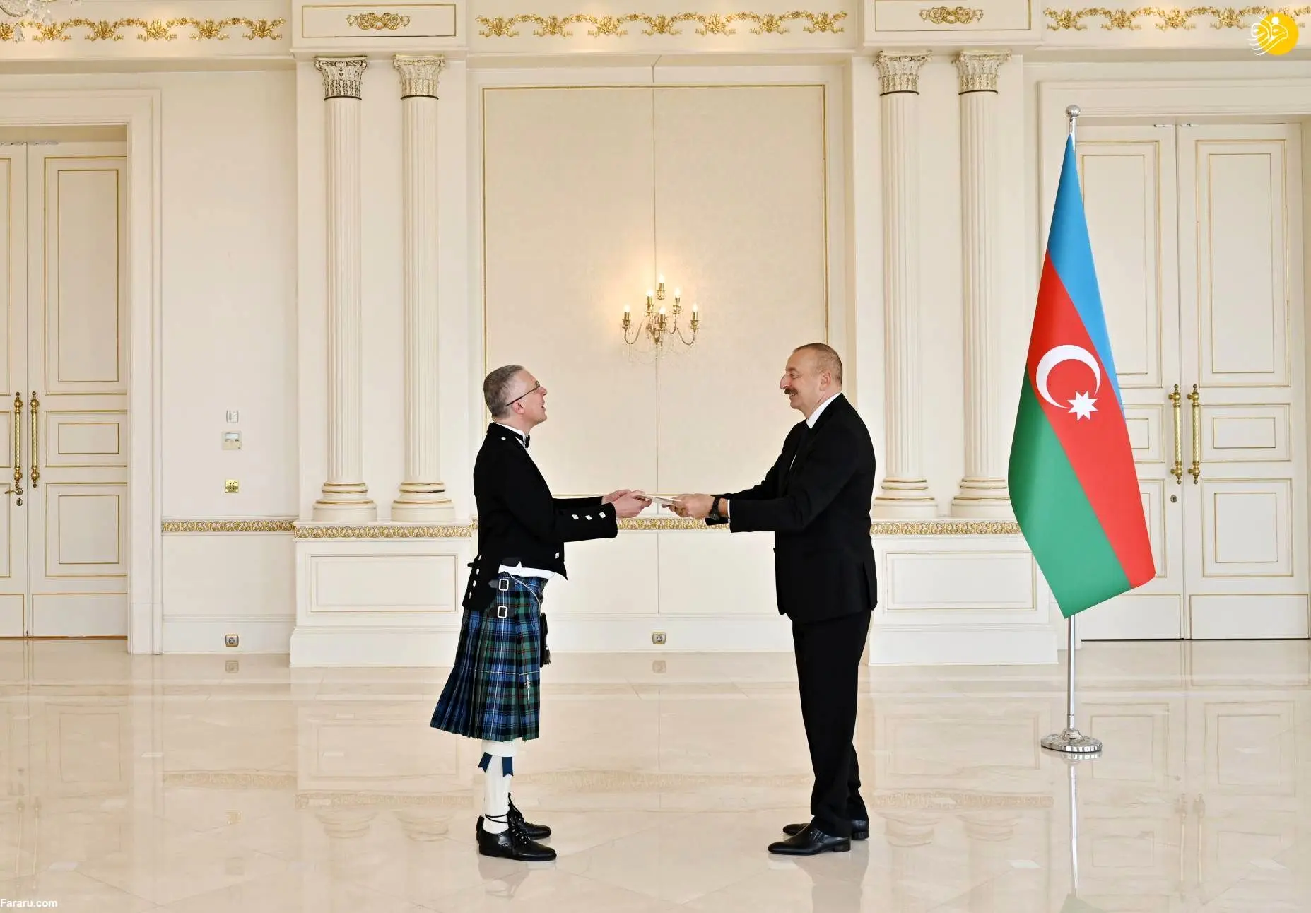 (عکس) پوشش عجیب سفیر انگلیس در باکو