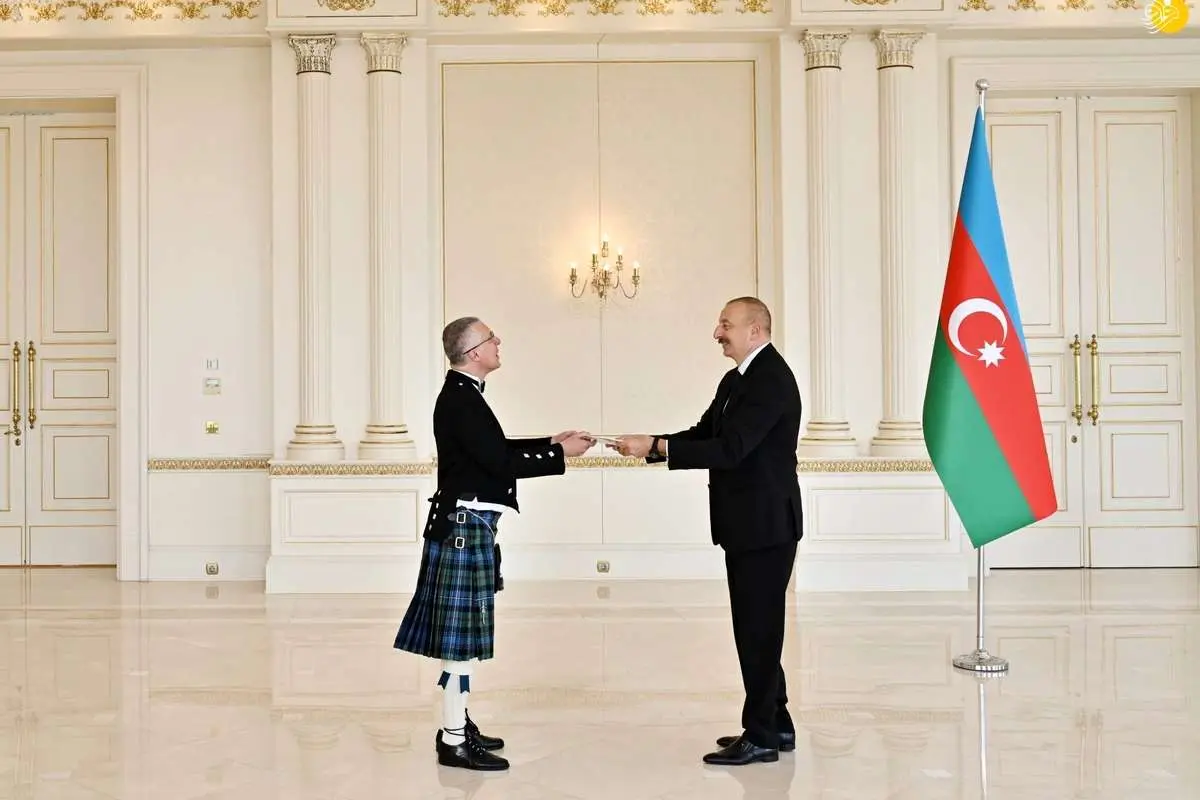 (عکس) پوشش عجیب سفیر انگلیس در باکو