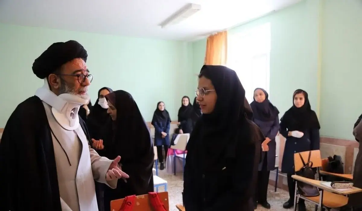 (عکس) حضور آل هاشم با گردن بند طبی در دبیرستان دخترانه