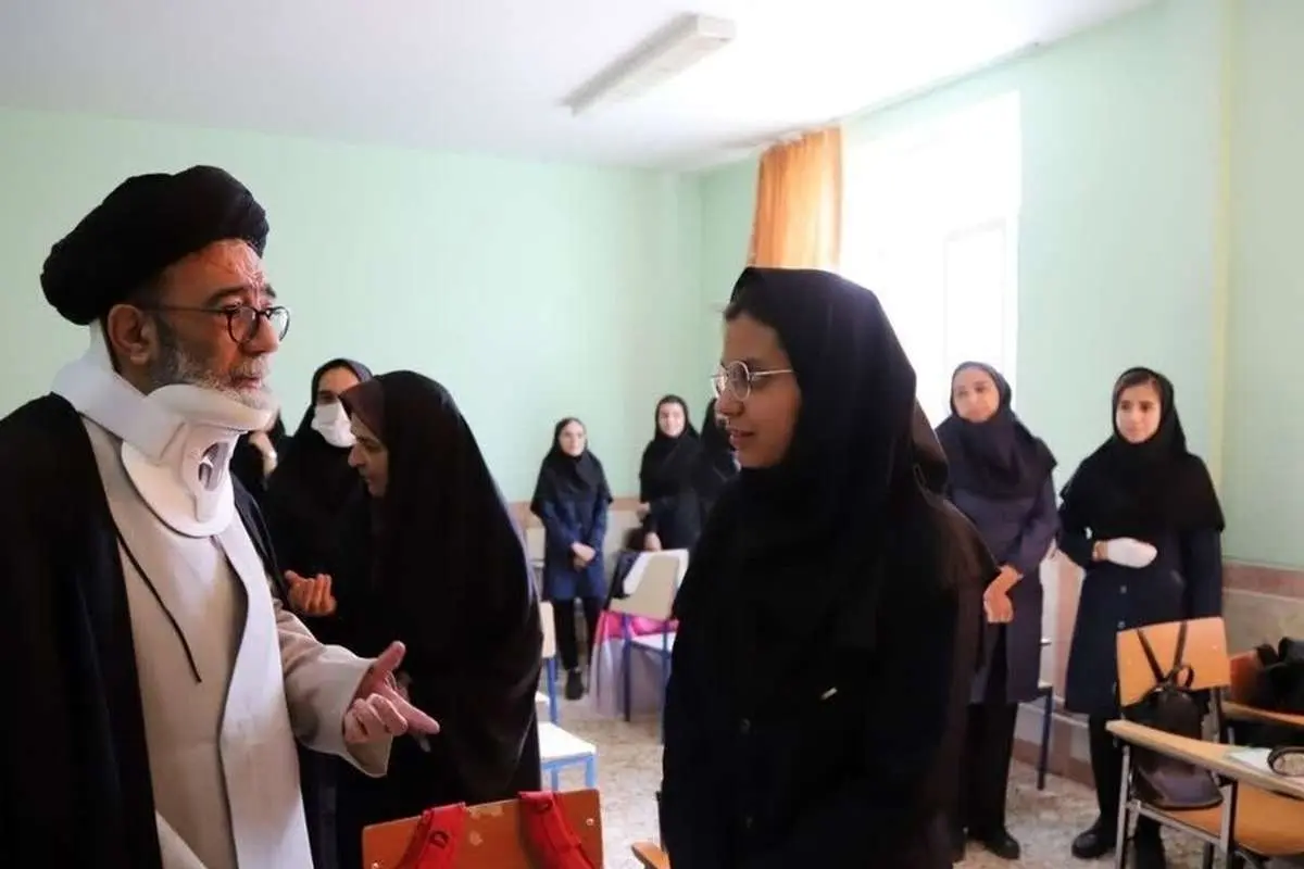 (عکس) حضور آل هاشم با گردن بند طبی در دبیرستان دخترانه