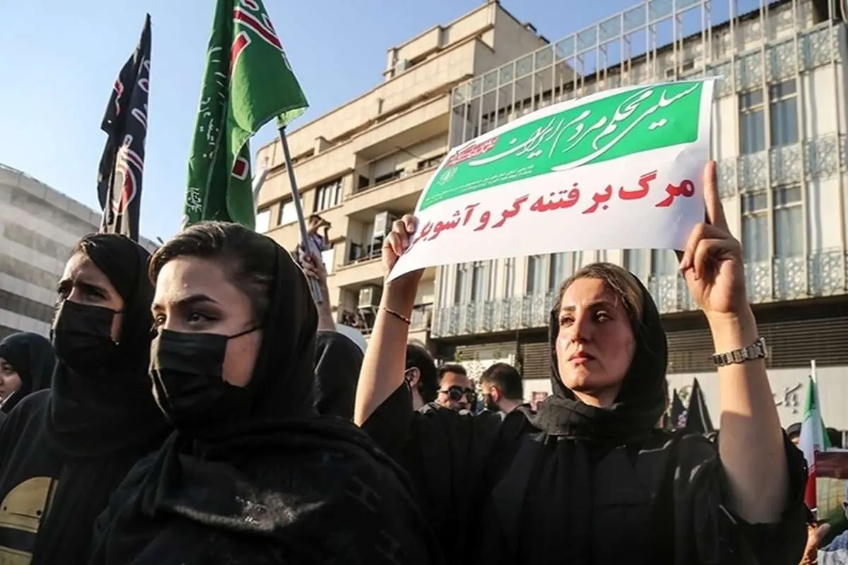 روزنامه جوان: خانم بدحجابی که در راهپیمایی شرکت میکند با بقیه بدحجابها فرق دارد