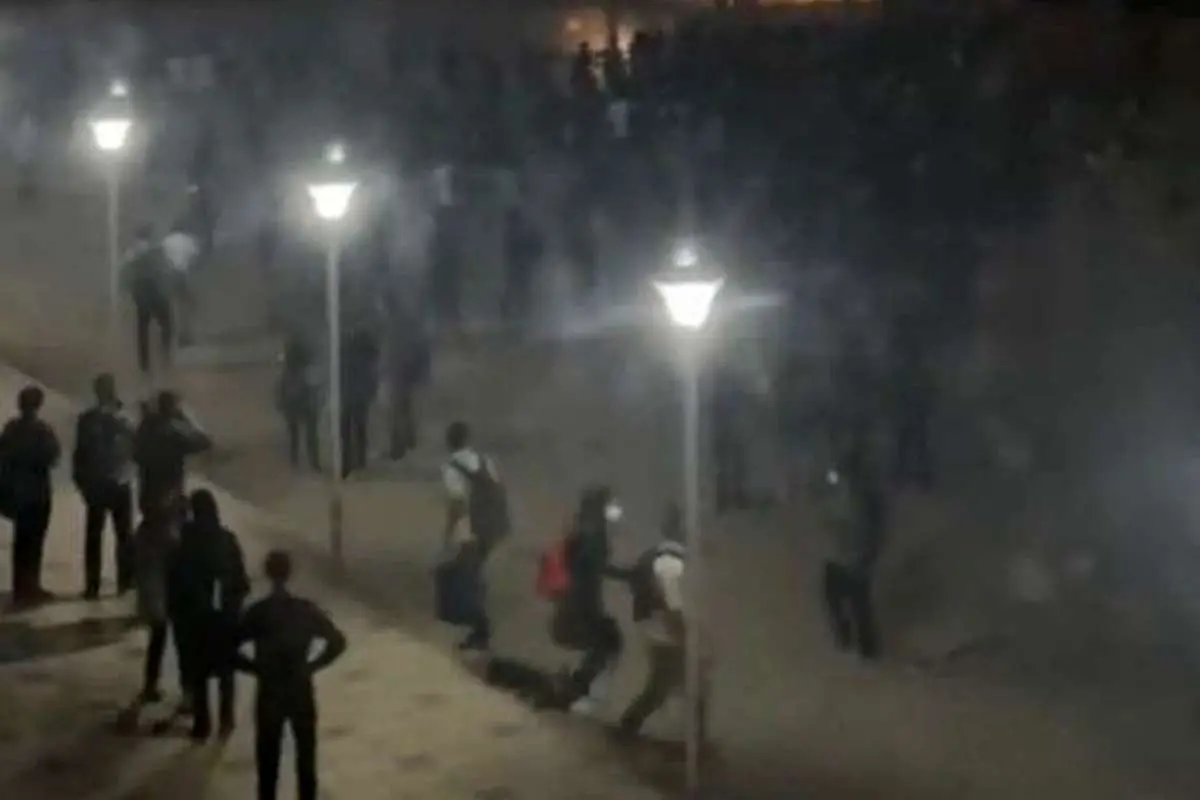 تجمع دانشجویان و حضور وزیر علوم در دانشگاه شریف