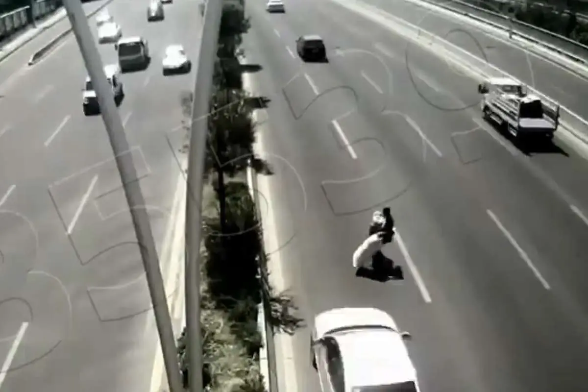 (ویدئو) دو بار تصادف یک مرد در بزرگراه!