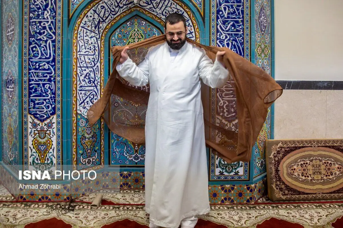 (تصاویر) عمامه گذاری طلاب به دست آیت الله مکارم