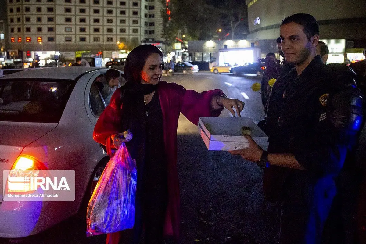 (تصاویر) پذیرایی پلیس از شهروندان