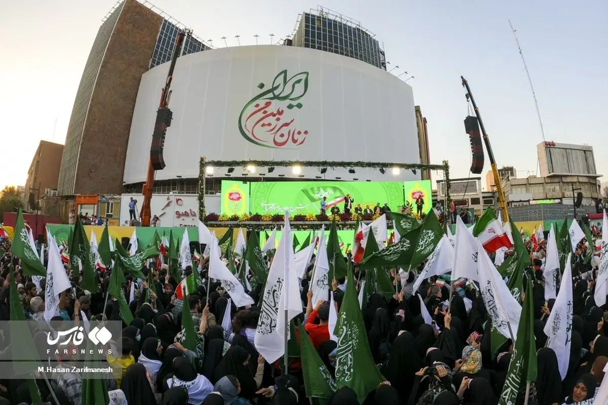 (تصاویر) جشن میلاد پیامبر در میدان ولیعصر