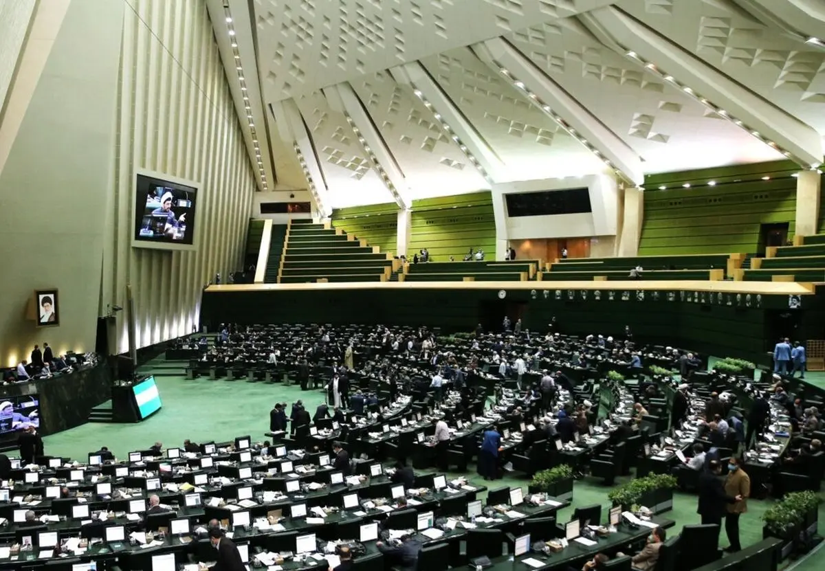 انتقاد «اطلاعات» از مجلس؛ مشغول رسیدگی به مجارات نگهداری سگ و گربه بودید