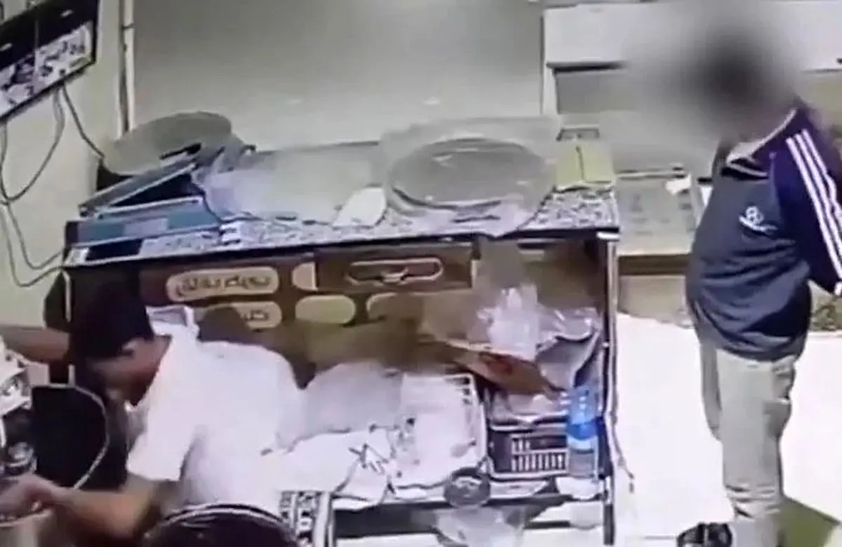 (ویدئو) لحظه سرقت گوشی کارگر مشغول کار