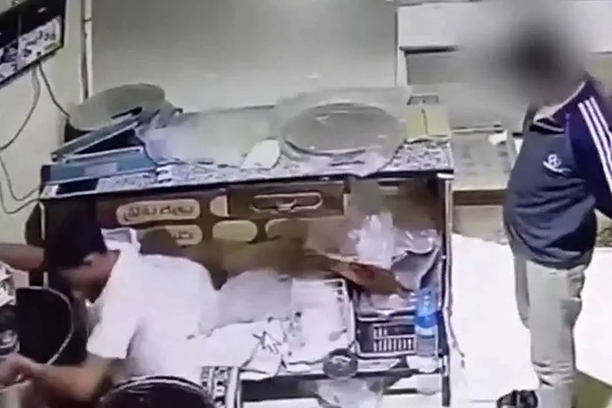 (ویدئو) لحظه سرقت گوشی کارگر مشغول کار