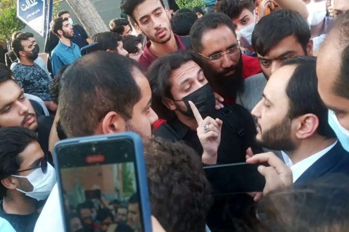 حضور سخنگوی دولت در جمع دانشجویان معترض دانشگاه علامه
