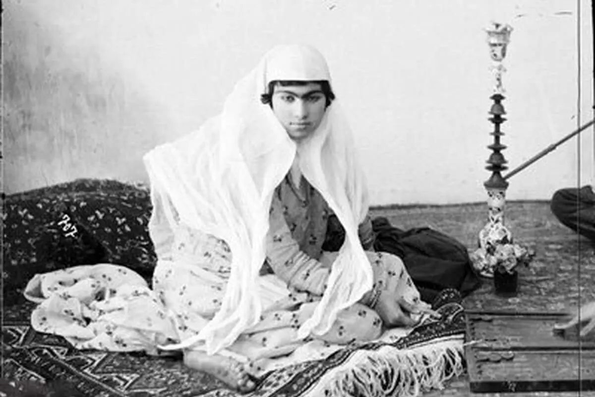 حضور زنان قجری با لباس مبدل در قهوهخانهها