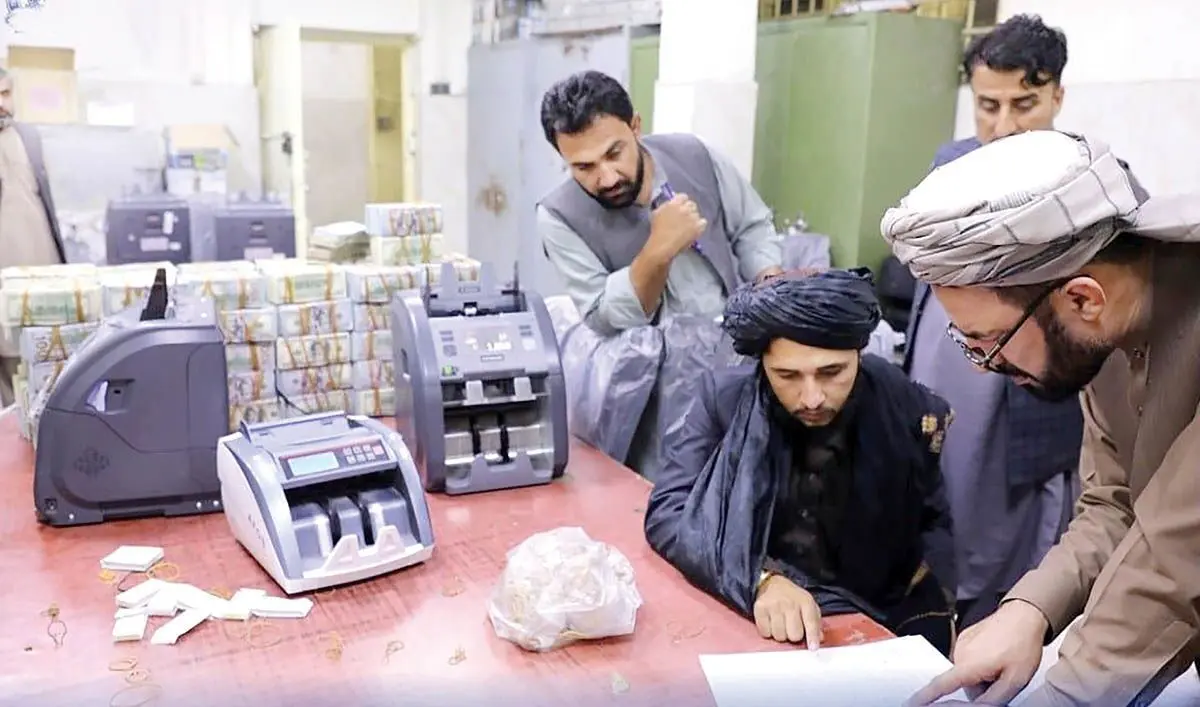 دسته‌گل ناشی‌ها در بانک‌مرکزی طالبان